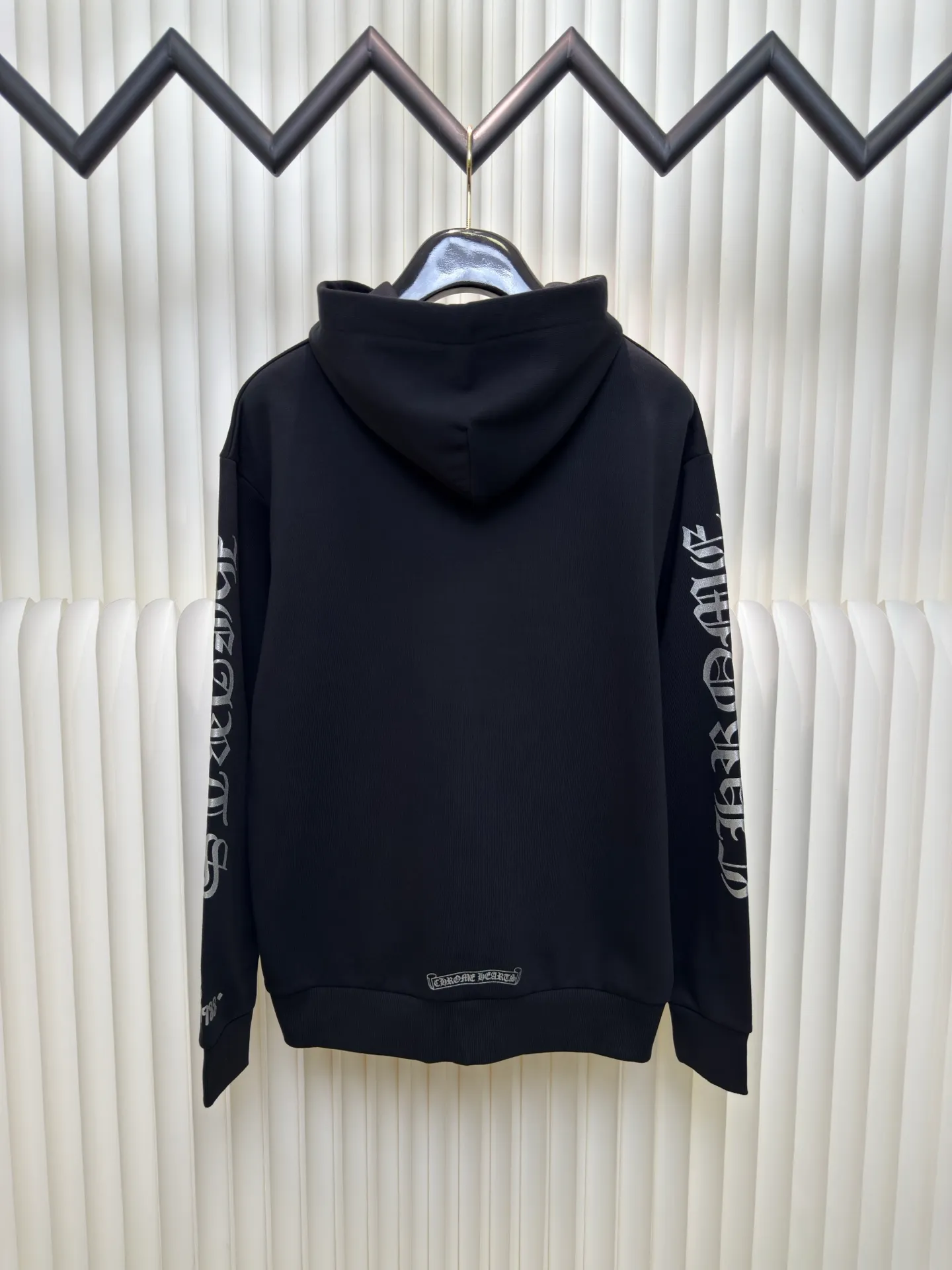 P400 Chrome Hearts 1988 limited edition sweatshirt. The fabric is made of fleece 420g cotton. The printing uses a variety of printing techniques. Thermoset ink printing. Size S M L